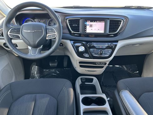 Used 2023 Chrysler Voyager LX image 2