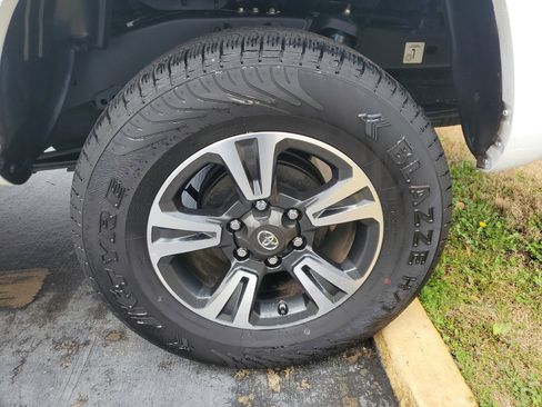 Used 2017 Toyota Tacoma TRD Sport w/ Premium & Technology Package image 7