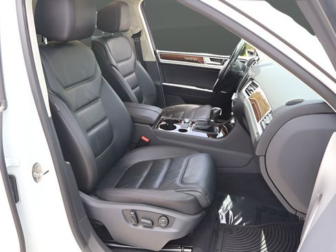 Used 2015 Volkswagen Touareg VR6 AWD/4WD image 20