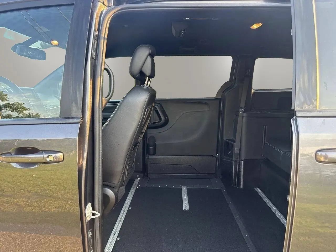 Used 2019 Dodge Grand Caravan SXT w/ Blacktop Package FWD image 22