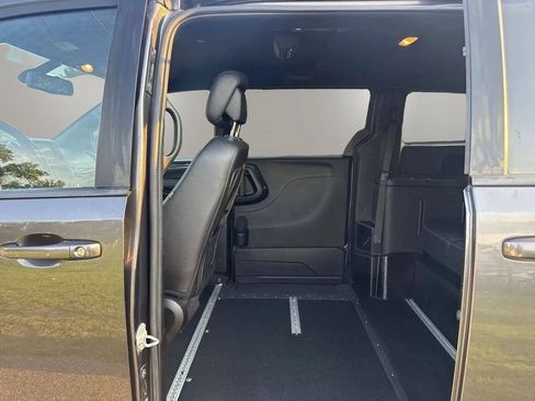 Used 2019 Dodge Grand Caravan SXT w/ Blacktop Package FWD image 22