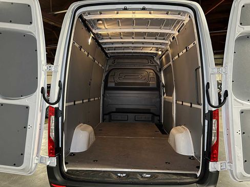 Used 2025 Mercedes-Benz Sprinter 2500 image 16