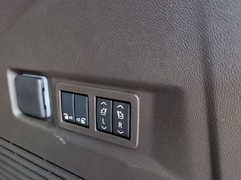 Used 2025 GMC Yukon Elevation w/ Elevation Premium Package AWD/4WD image 11