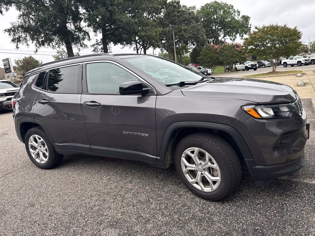 Used 2024 Jeep Compass Latitude AWD/4WD image 4