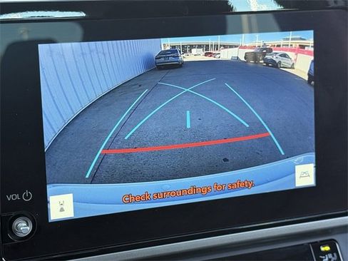 Used 2025 Toyota Camry SE image 18