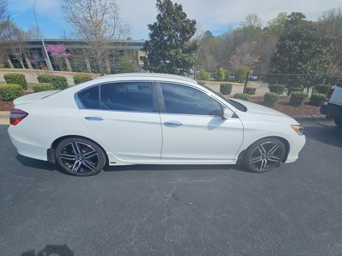 Used 2017 Honda Accord Sport image 9