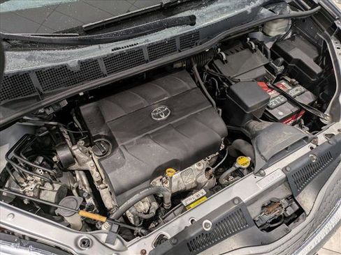 Used 2012 Toyota Sienna XLE image 23