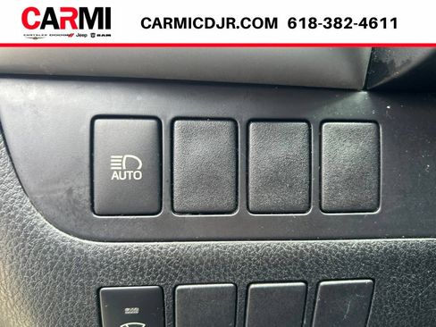 Used 2019 Toyota Highlander LE FWD image 12
