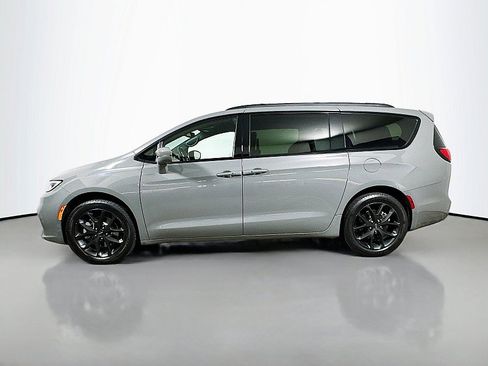 Used 2021 Chrysler Pacifica Touring-L w/ Uconnect Theater Family Group AWD/4WD image 4