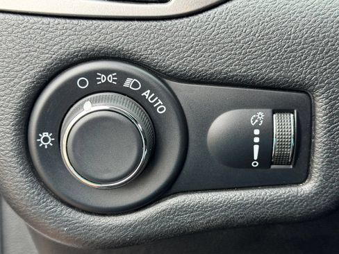 Used 2020 Jeep Cherokee Latitude FWD image 18