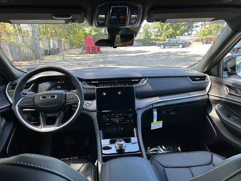 New 2025 Jeep Grand Cherokee Limited w/ Luxury Tech Group II image 21