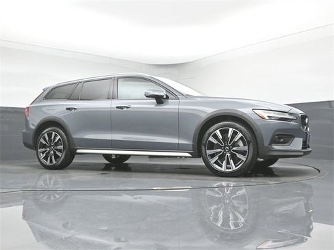 Used 2024 Volvo V60 B5 Cross Country Ultimate image 37