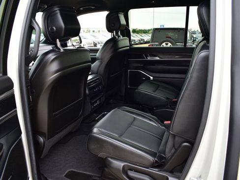 Used 2022 Jeep Wagoneer Series III w/ Flexible Seating Group AWD/4WD image 23