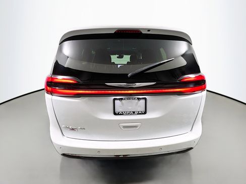 Used 2022 Chrysler Pacifica Touring-L image 6
