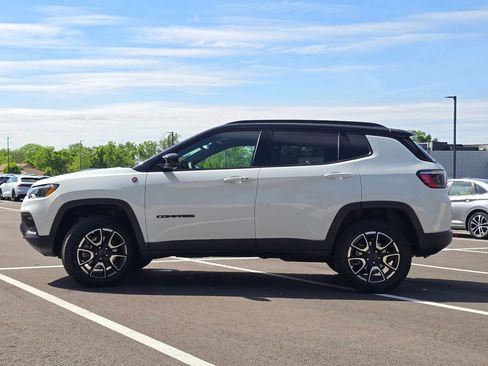 Used 2025 Jeep Compass Trailhawk w/ Trailer Tow Group AWD/4WD image 23