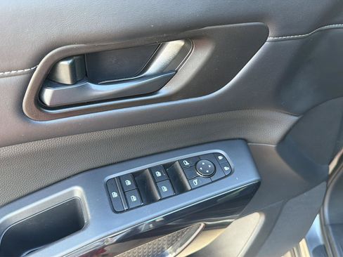 Used 2025 Nissan Pathfinder S FWD image 15