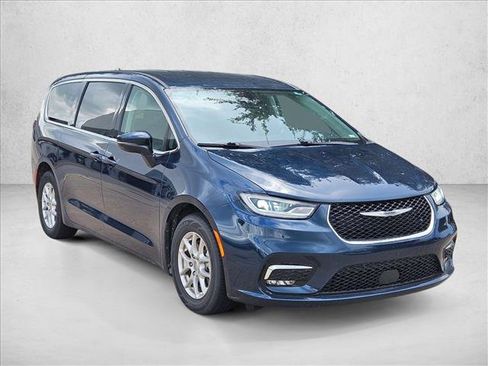 Used 2023 Chrysler Pacifica Touring-L FWD image 3