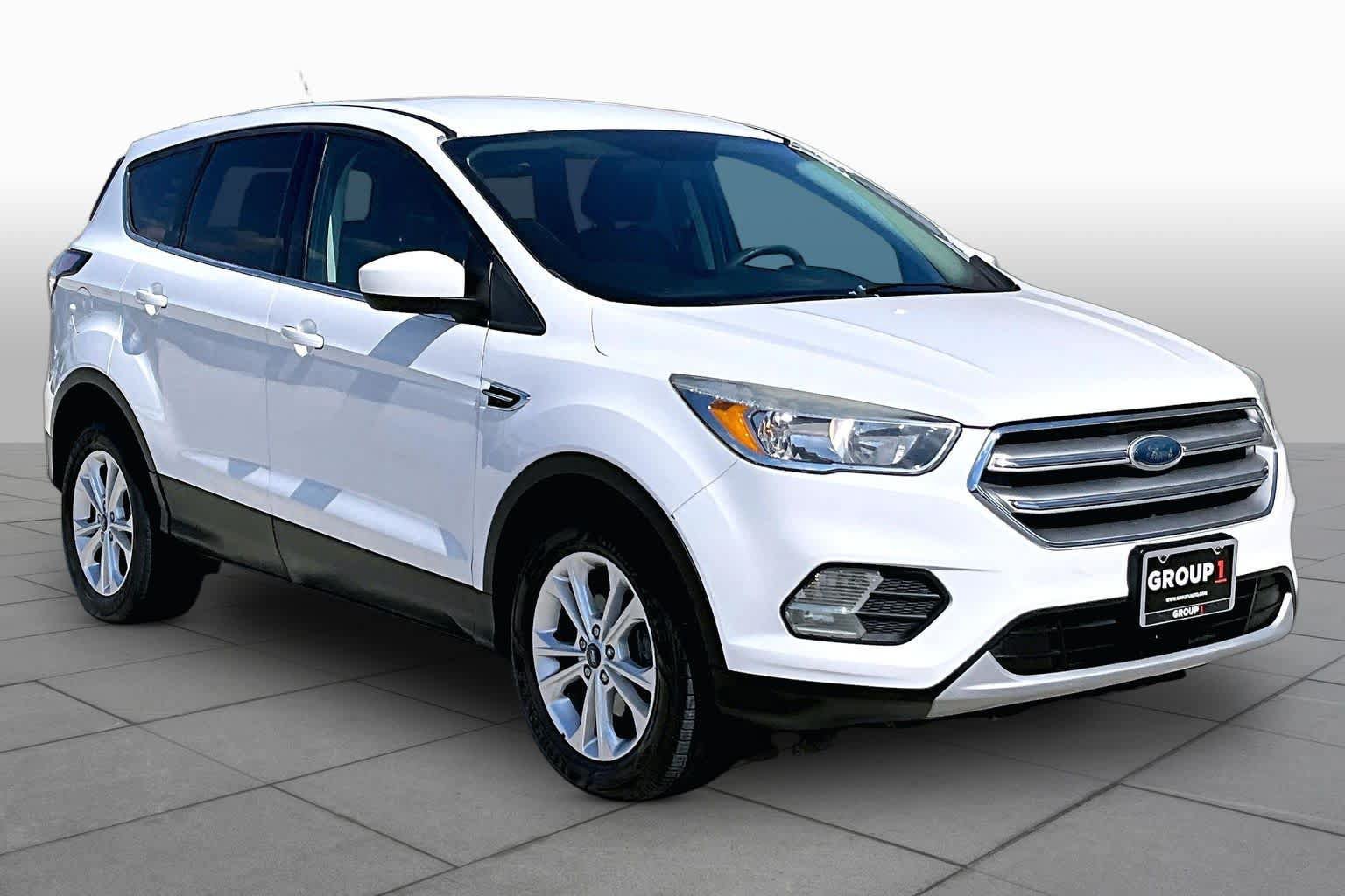 Used 2017 Ford Escape SE FWD image 3
