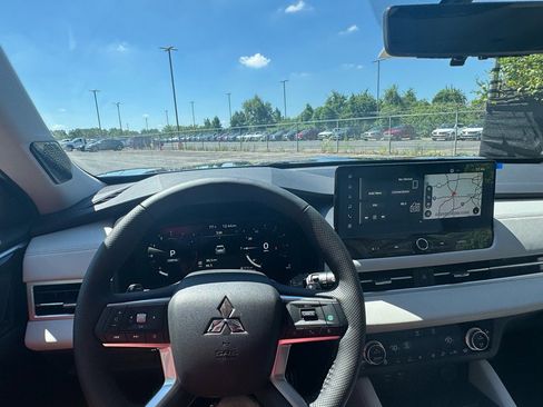Used 2025 Mitsubishi Outlander AWD image 28