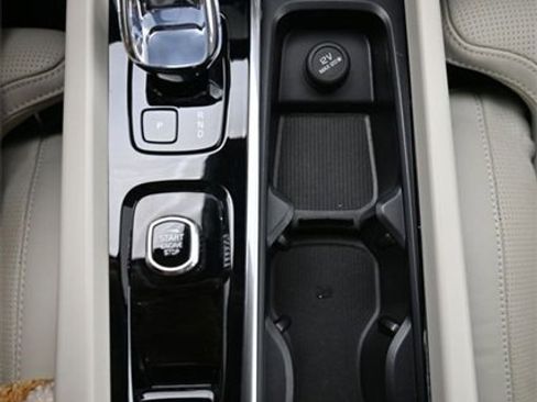 Used 2023 Volvo XC60 B5 Ultimate w/ Climate Package image 11