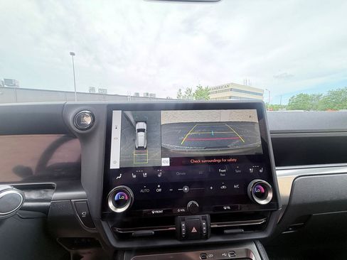 Used 2025 Lexus GX 550 w/ Accessory Package (2T) AWD/4WD image 17