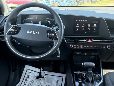 Used 2025 Kia Niro LX FWD image 5