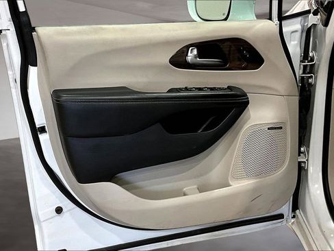 Used 2022 Chrysler Pacifica Limited image 22