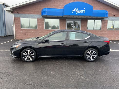 Used 2022 Nissan Altima 2.5 SV w/ SV Premium Package image 3