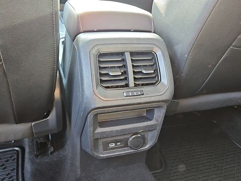Used 2022 Volkswagen Tiguan SE image 9