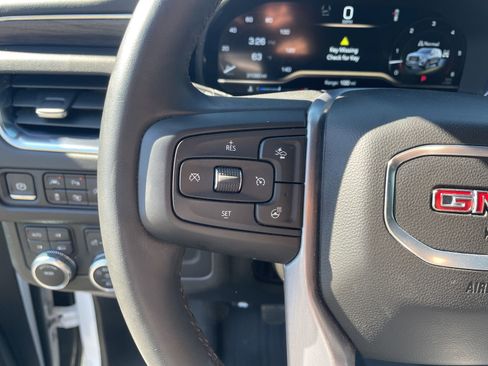 Used 2024 GMC Yukon SLT w/ SLT Luxury Package image 16