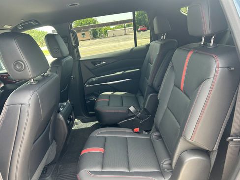 Used 2025 Chevrolet Traverse RS FWD image 35