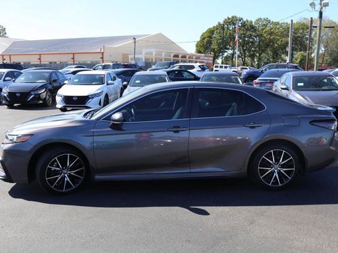Used 2023 Toyota Camry SE image 3
