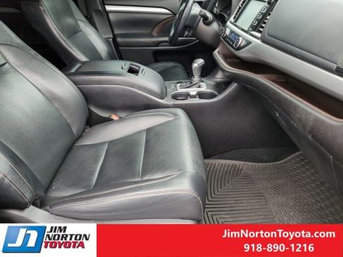 Used 2019 Toyota Highlander XLE FWD image 16