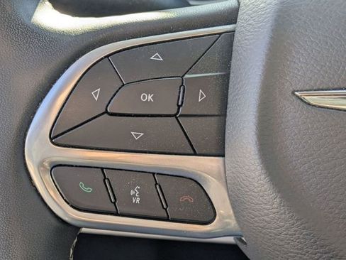 Used 2023 Chrysler Pacifica Touring-L image 23