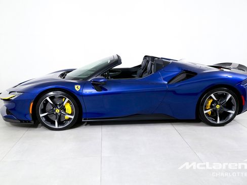 Used 2022 Ferrari SF90 Spider image 6