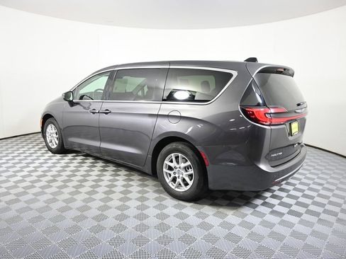 Used 2023 Chrysler Pacifica Touring-L FWD image 4