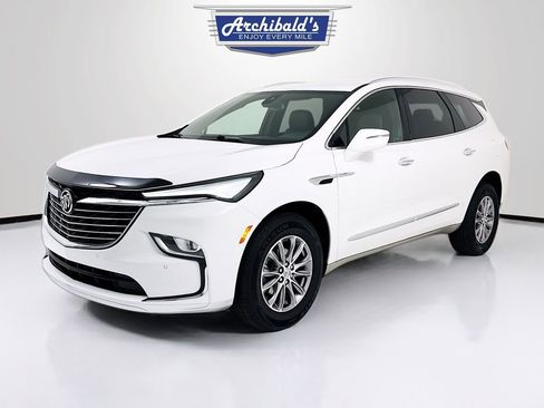 Used 2023 Buick Enclave Essence image 3