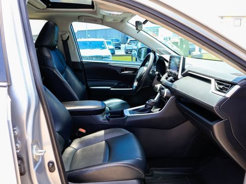 Used 2020 Toyota RAV4 XLE Premium FWD image 10