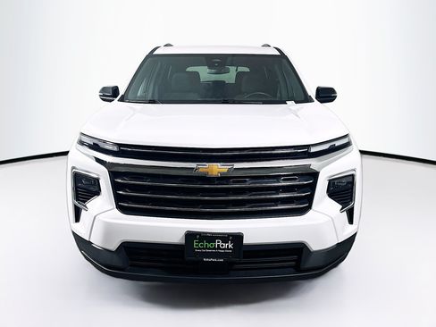 Used 2025 Chevrolet Traverse LT FWD image 2
