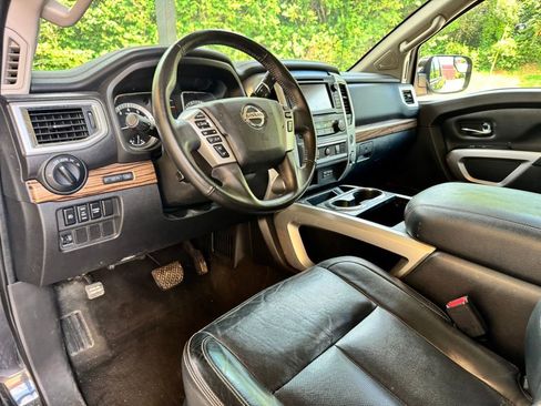 Used 2019 Nissan Titan SL image 19