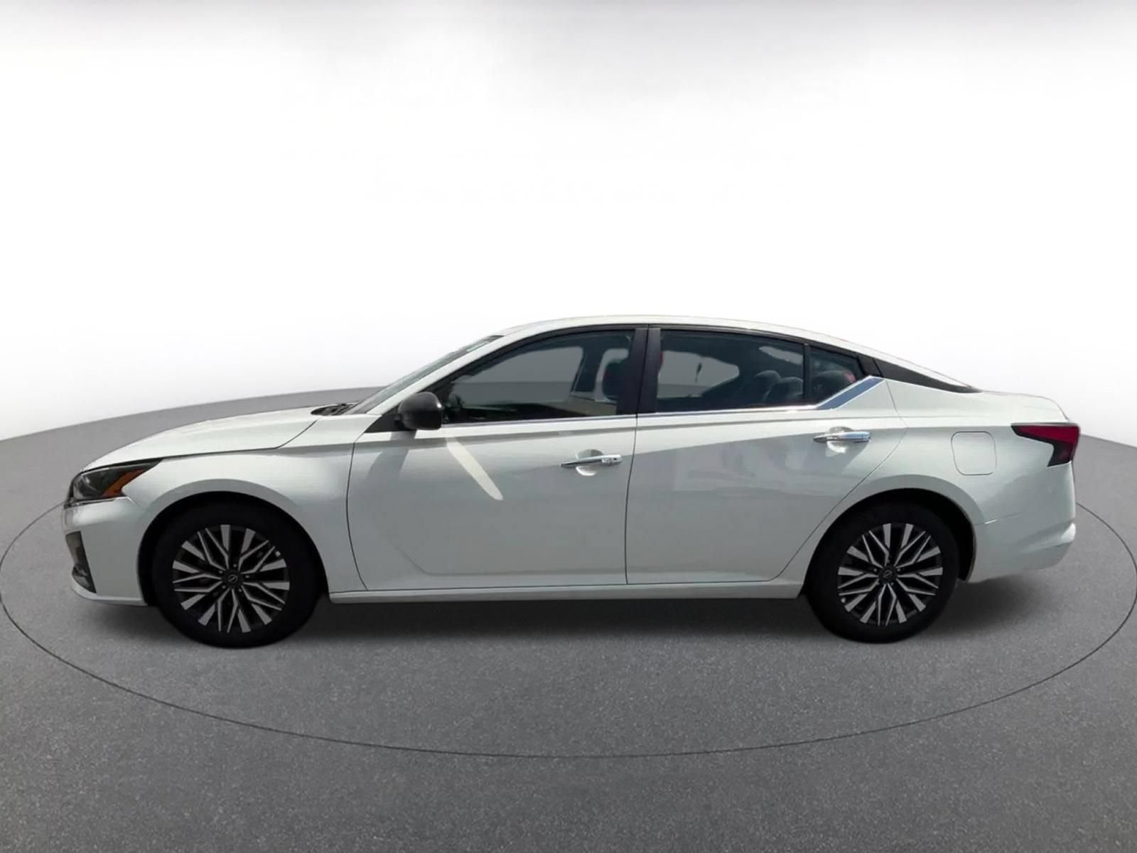 Used 2025 Nissan Altima 2.5 SV FWD image 8