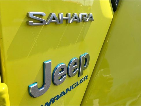 Used 2023 Jeep Wrangler Unlimited Sahara w/ Cold Weather Group AWD/4WD image 31