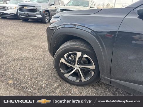 Used 2025 Chevrolet Trax RS w/ Sunroof Package image 4