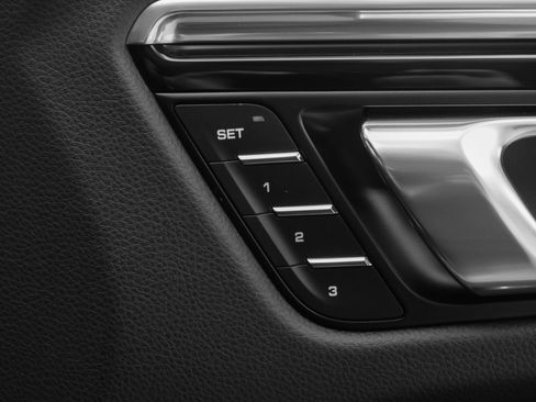 Used 2025 Porsche Macan image 20