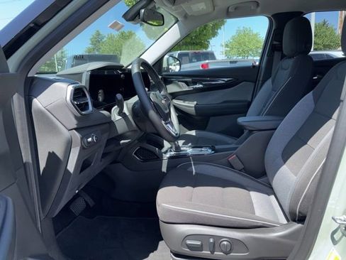 Used 2025 Chevrolet TrailBlazer LT w/ Convenience Package FWD image 9