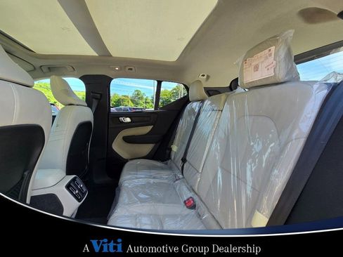 Used 2025 Volvo XC40 B5 Plus w/ Climate Package image 12