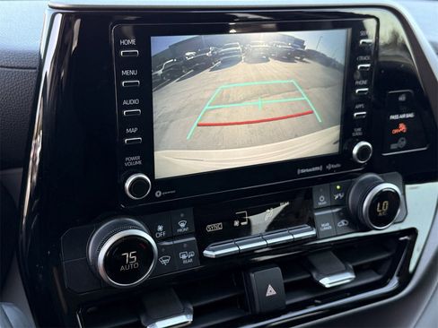 Used 2020 Toyota Highlander LE image 18