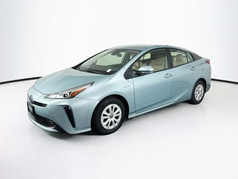 Used 2021 Toyota Prius LE FWD image 3