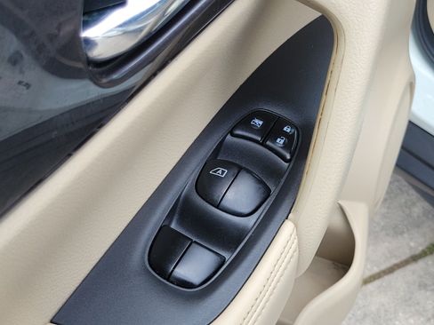 Used 2018 Nissan Rogue SV FWD image 16