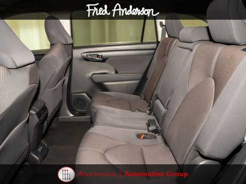 Used 2025 Toyota Highlander LE FWD image 9